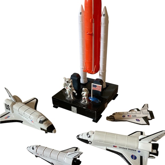 Lot of NASA Space Toys Launch Base with Rocket Astronauts 3 Metal Planes - Picture 1 of 9